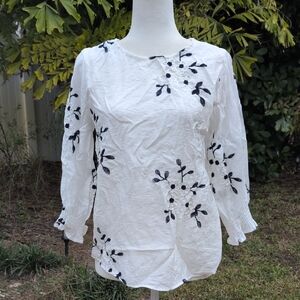 NWT Floral Embroidered Top. Petite Medium
